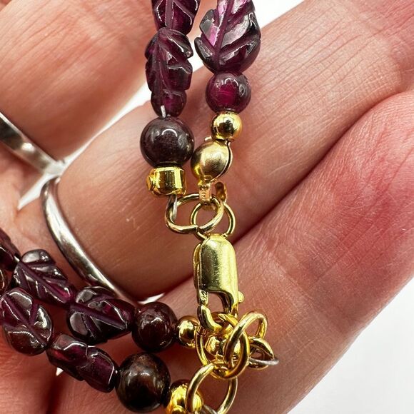 ~8" carved and faceted garnet bracelet with gold tone accent beads, 925 clasp! - Picture 5 of 11